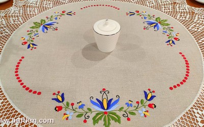 Lniany obrus z motywem kaszubskim.