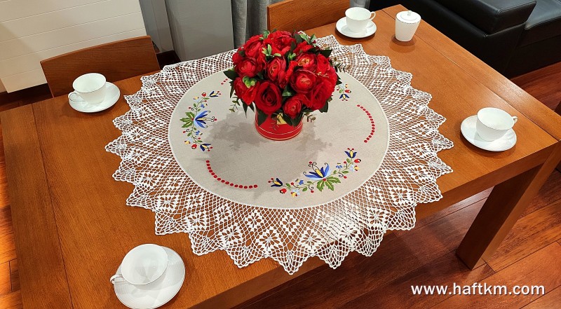 Lniany obrus z motywem kaszubskim.