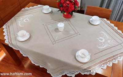 Ręcznie haftowany obrus " Tulipan "