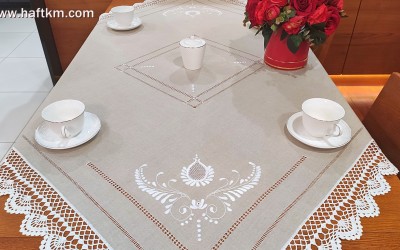 Ręcznie haftowany obrus " Tulipan "