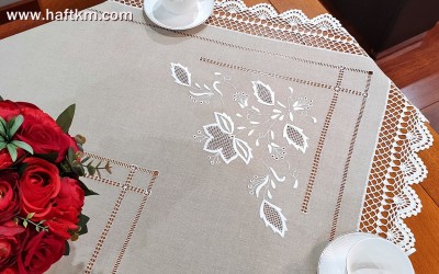 Przepiękny obrus ręcznie haftowany "Kwiat lotosu"