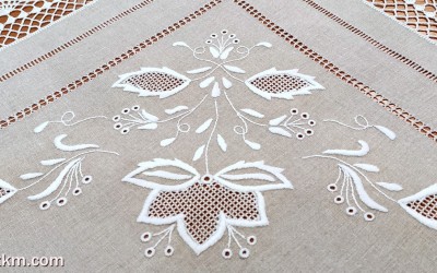 Przepiękny obrus ręcznie haftowany "Kwiat lotosu"