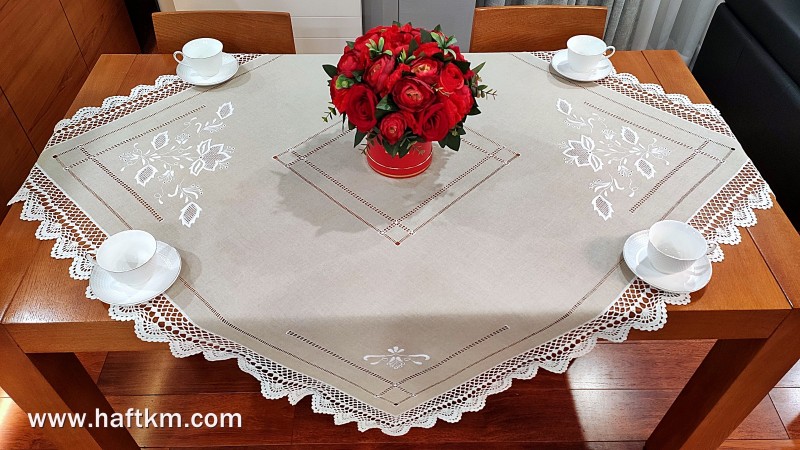 Przepiękny obrus ręcznie haftowany "Kwiat lotosu"