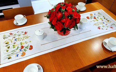 Przepiękny, ręcznie haftowany bieżnik " Górska łąka"