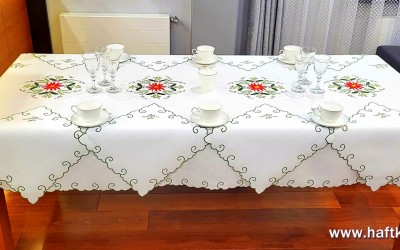 Obrus ręcznie haftowany z motywem bożonarodzeniowym.