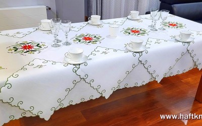 Obrus ręcznie haftowany z motywem bożonarodzeniowym.