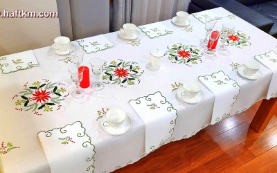 Obrus ręcznie haftowany z motywem bożonarodzeniowym.