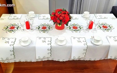 Obrus ręcznie haftowany z motywem bożonarodzeniowym.