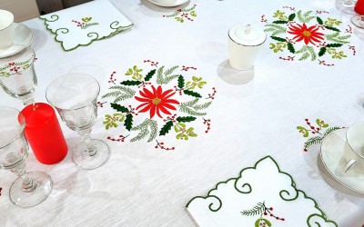 Obrus ręcznie haftowany z motywem bożonarodzeniowym.