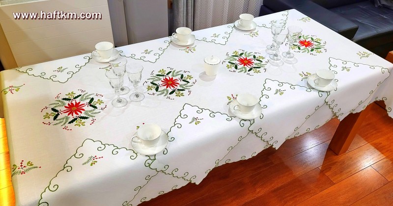 Obrus ręcznie haftowany z motywem bożonarodzeniowym.