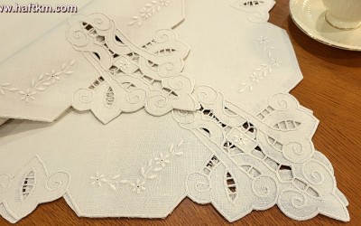 Misterna serweta, haft richelieu.