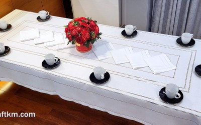 Ręcznie haftowany obrus  z mereżką.