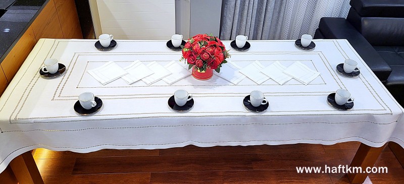 Ręcznie haftowany obrus  z mereżką.