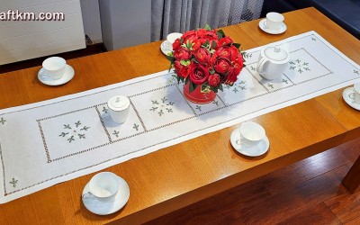 Ręcznie haftowany bieżnik świąteczny 