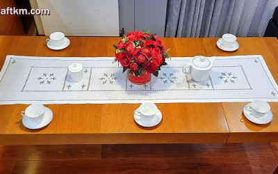 Ręcznie haftowany bieżnik świąteczny " Białe gwiazdki "