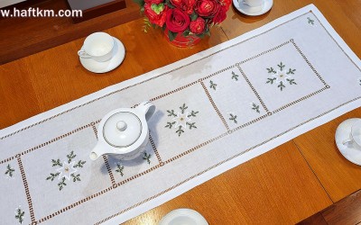 Ręcznie haftowany bieżnik świąteczny " Białe gwiazdki "