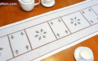 Ręcznie haftowany bieżnik świąteczny " Białe gwiazdki "