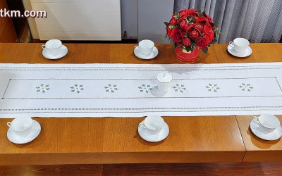 Ręcznie haftowany bieżnik " Białe gwiazdki "