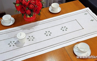 Ręcznie haftowany bieżnik " Białe gwiazdki "