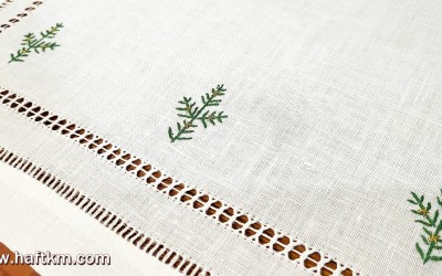 Ręcznie haftowany bieżnik " Białe gwiazdki "