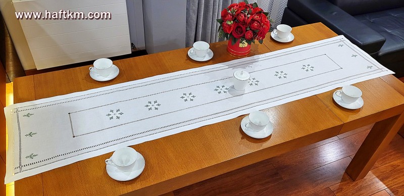 Ręcznie haftowany bieżnik " Białe gwiazdki "