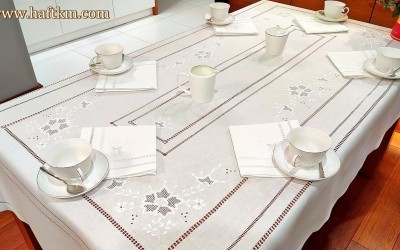 Ręcznie haftowany obrus  " Róża makowska "