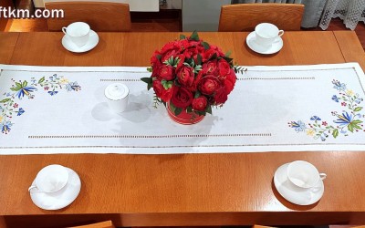 Ręcznie haftowany bieżnik z motywem kaszubskim.