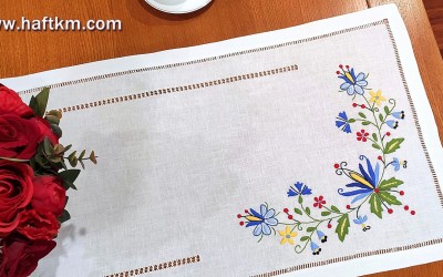 Ręcznie haftowany bieżnik z motywem kaszubskim.