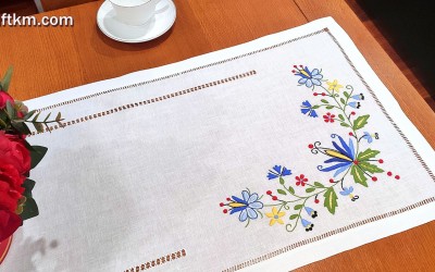 Ręcznie haftowany bieżnik z motywem kaszubskim.