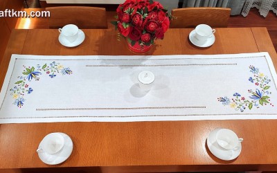 Ręcznie haftowany bieżnik z motywem kaszubskim.