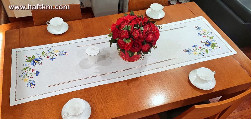 Ręcznie haftowany bieżnik z motywem kaszubskim.