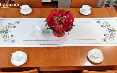 Ręcznie haftowany bieżnik z motywem kaszubskim.