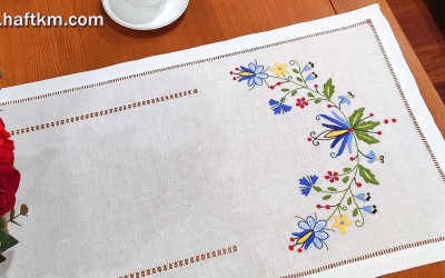 Ręcznie haftowany bieżnik z motywem kaszubskim.