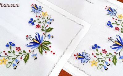 Ręcznie haftowany bieżnik z motywem kaszubskim.