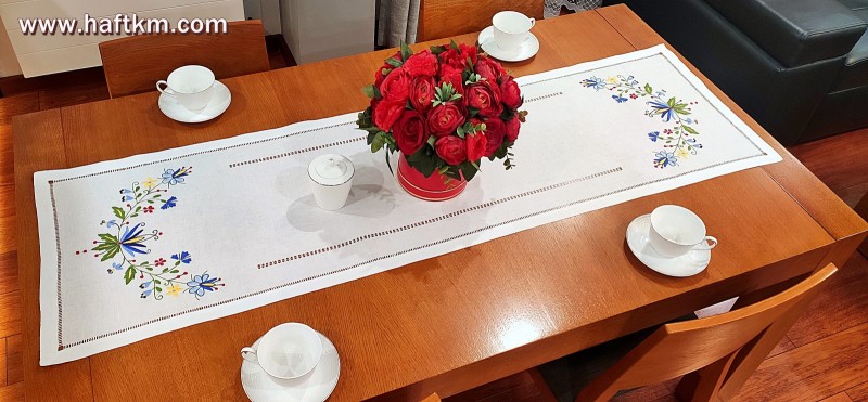 Ręcznie haftowany bieżnik z motywem kaszubskim.