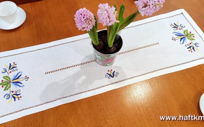 Ręcznie haftowany bieżnik z motywem kaszubskim.