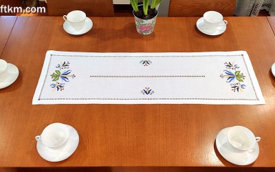 Ręcznie haftowany bieżnik z motywem kaszubskim.