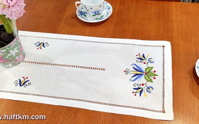Ręcznie haftowany bieżnik z motywem kaszubskim.
