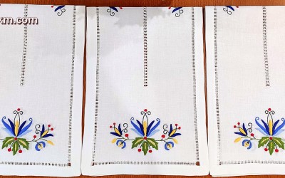 Ręcznie haftowany bieżnik z motywem kaszubskim.