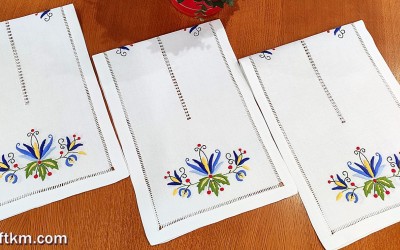 Ręcznie haftowany bieżnik z motywem kaszubskim.