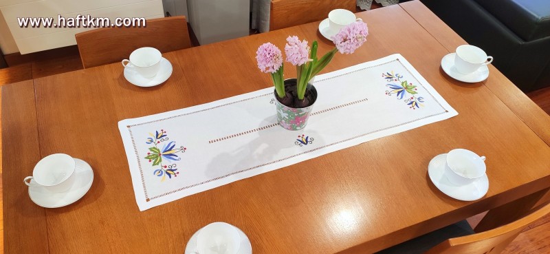 Ręcznie haftowany bieżnik z motywem kaszubskim.