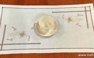 Ręcznie haftowany bieżnik " Różyczki toledo "