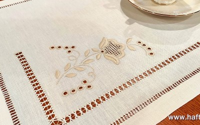 Ręcznie haftowany bieżnik " Różyczki toledo "