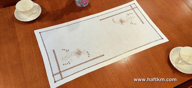 Ręcznie haftowany bieżnik " Różyczki toledo "