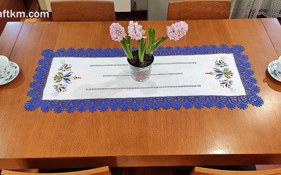 Przepiękny ręcznie haftowany bieżnik lniany z motywem kaszubskim.