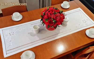 Recznie haftowany bieżnik 